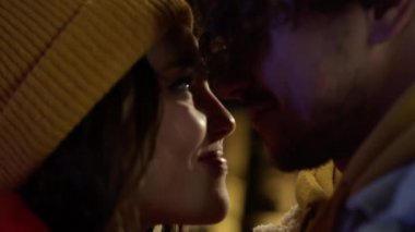 Aşk çifti dışarıda mutlu. Kadın ve erkek şehir arka planında öpüşüyor.