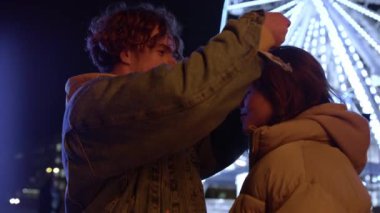 Şehir sokağında güzel bir çiftin randevusu var. Dikkat et, kadın şapkası takıyor..