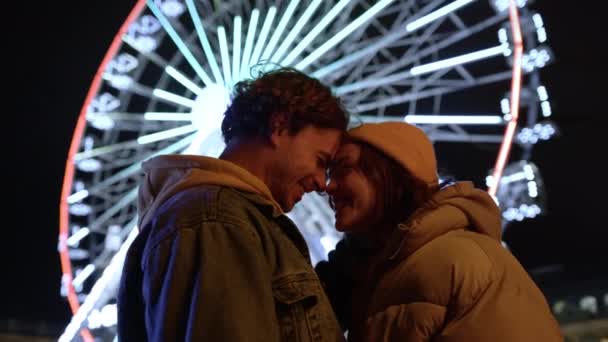 Älskade par skrattar i centrum. Man och kvinna kysser på urban gata. — Stockvideo