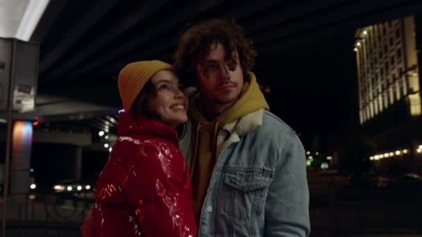 Um lindo casal a dançar debaixo da ponte. Mulher e homem felling feliz na rua urbana. — Vídeo de Stock