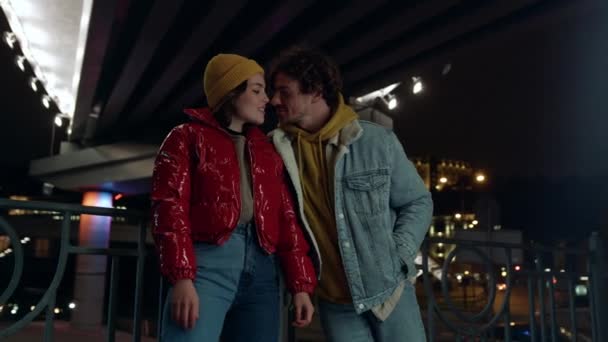 Schönes Paar blickt Augen zu Augen auf den Hintergrund der Stadt. Paar küsst sich auf der Straße. — Stockvideo