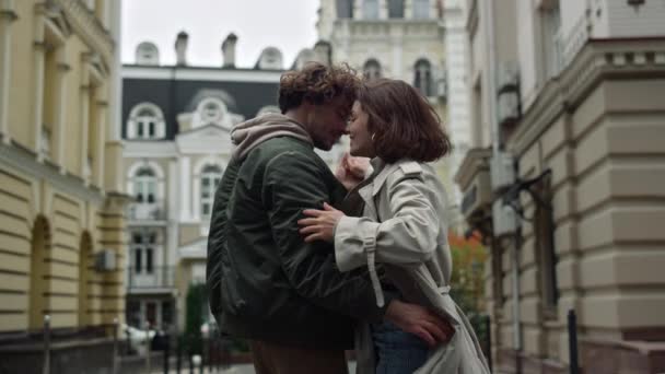 Una pareja encantadora pasando tiempo al aire libre. Novia y novio bailando en la calle. — Vídeos de Stock