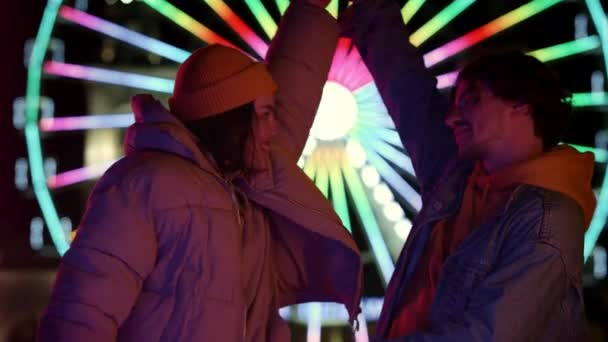 Pareja alegre bailando en el centro de la ciudad. Hombre y mujer pasando tiempo en la calle. — Vídeos de Stock