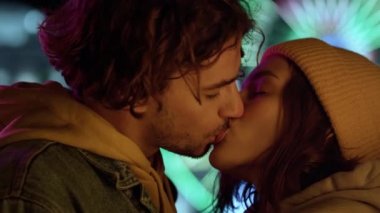 Şehir caddesinde öpüşen aşk çifti. Mutlu kadın ve erkek şehirde buluşuyor..