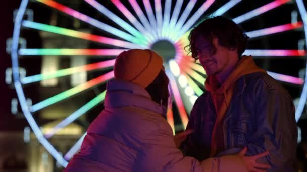 Liefde koppel zoenen in het centrum. Man en vrouw hand in hand op straat. — Stockvideo