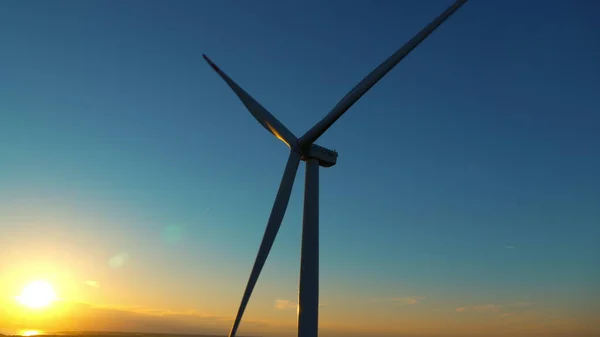 Industrielle Windturbine produziert nachhaltige Energie bei schönem Himmel. — Stockfoto