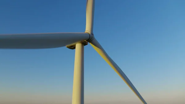 Windmühlenpropeller, der sich in Großaufnahme dreht. Windkraftanlage zur Erzeugung erneuerbarer Energien. — Stockfoto