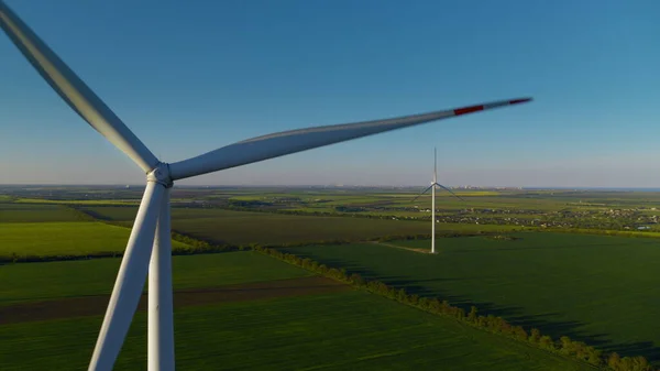 風力発電機公園の空中ビューは、環境に優しいエネルギーを生成. — ストック写真