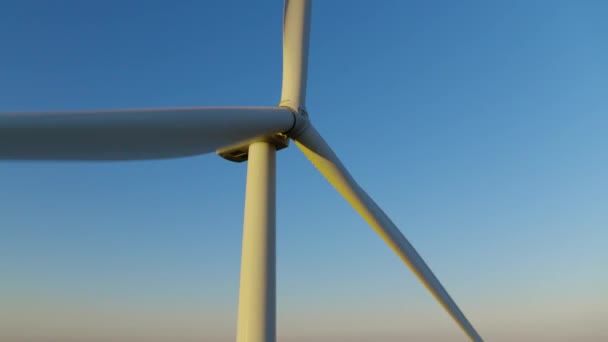 Windmolen propeller draait in close-up. Windturbine die hernieuwbare energie opwekt. — Stockvideo