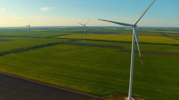 Windgeneratoren auf der grünen Wiese erzeugen Öko-Strom. — Stockvideo