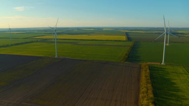 Pohled na větrné generátory vyrábějící čistou alternativní energii ve venkovské krajině. — Stock video