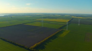 Modern rüzgar jeneratörleri alternatif enerji tasarrufu ortamı üretiyor.