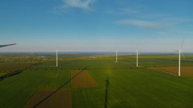 Yenilikçi rüzgar türbinleri sürdürülebilir enerji tasarrufu ortamı yaratıyor.
