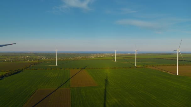 Innovatieve windturbines die een duurzame energiebesparende omgeving genereren. — Stockvideo