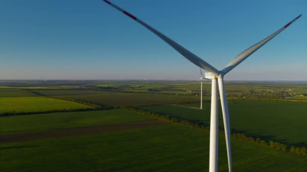 Letecký pohled na fungující technologické větrné věže. Větrné mlýny vyrábějící energii. — Stock video