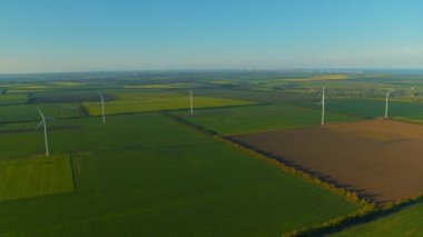 Hava manzaralı rüzgar türbinleri sürdürülebilir sanayi için alternatif enerji üretiyor.