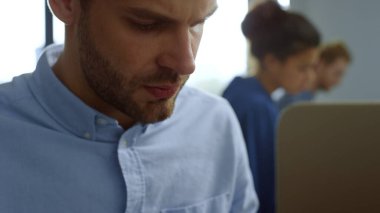 İş adamı iş yerindeki not defterine not alıyor. Girişimci yazma programı