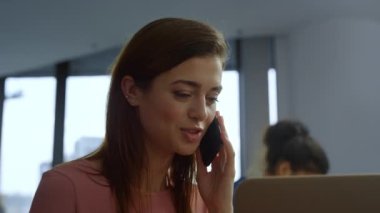İş kadını telefonda cevap veriyor. Akıllı telefondan profesyonel konuşmalar.