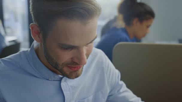 Biznesmen kończy rozmowę przez telefon. Profesjonalne rozmowy na smartfonie — Wideo stockowe