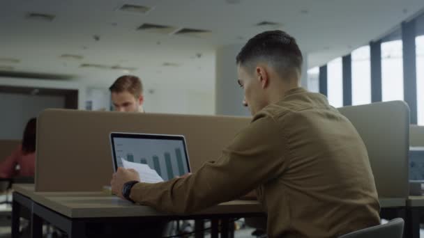 비즈니스 맨 은열린 공간에서 노트북을 사용 합니다. 컴퓨터로 인터넷 검색하는 노동자 — 비디오