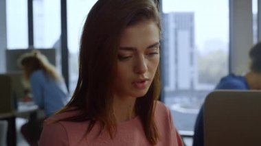 İş kadını uzak bir iş yerinde oturuyor. Açık alanda çalışan kadın çalışan.