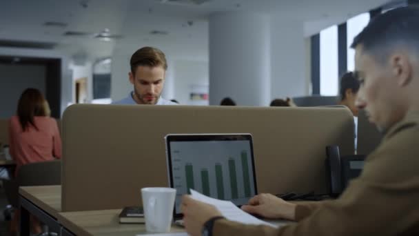 İş adamı laptoptan iyi haberler okuyor. Erkek girişimci başarıyı kutluyor — Stok video