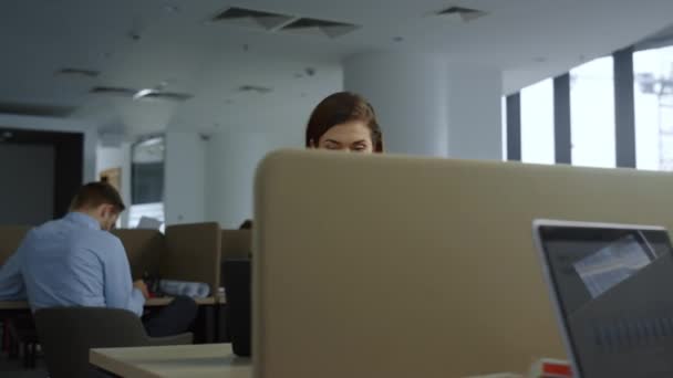 Zakenvrouw op zoek naar laptop scherm. Werknemer leest goed nieuws op de computer — Stockvideo