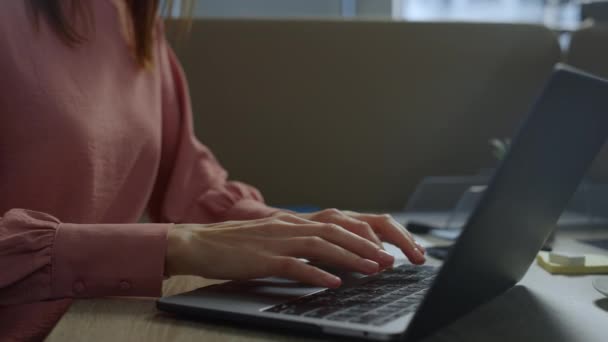 Деловая женщина руки печатает на ноутбуке. Исполнительный в медицинской маске с помощью компьютера — стоковое видео