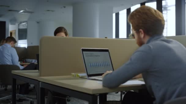 Empresária excitada lendo boas notícias na tela do smartphone no local de trabalho — Vídeo de Stock