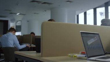 Akıllı telefon kullanan bir iş kadını. Uzak bir iş yerinde cep telefonuyla oturan bir bayan. 