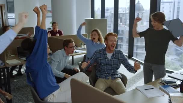 Zakelijk team ontvangt goed nieuws in kantoor. Ondernemers vieren overwinning — Stockvideo