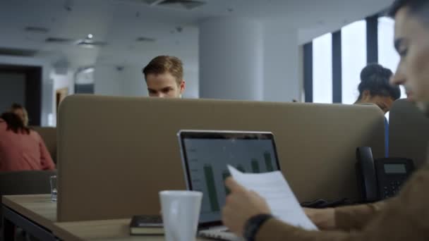 专注的商人在工作场所使用笔记本电脑。专业持有文件 — 图库视频影像