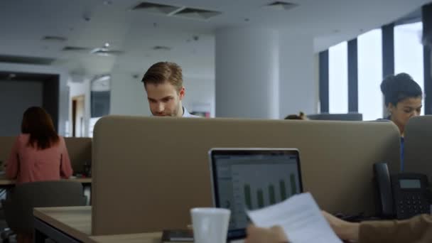 Empresário lendo boas notícias no laptop. Executivo feliz comemorando o sucesso — Vídeo de Stock