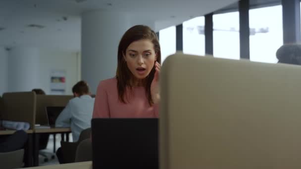 Dizüstü bilgisayara bakan sürpriz iş kadını. Bayan evet işareti yapıyor. — Stok video