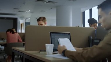 İş adamı cep telefonundan internete bakıyor. Çalışan akıllı telefondan yazı yazıyor.