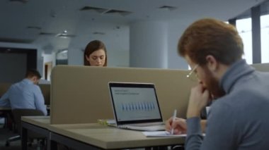 İş yerinde dizüstü bilgisayarda çalışan bir iş kadını. Çalışan telefona cevap veriyor. 