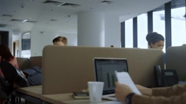 Modern ofiste akıllı telefon kullanan bir iş adamı. Erkek çalışan mesaj gönderiyor
