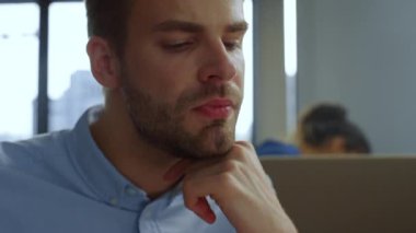 Açık alanda çalışan bir iş adamı. Erkek Yönetici proje hakkında düşünüyor 