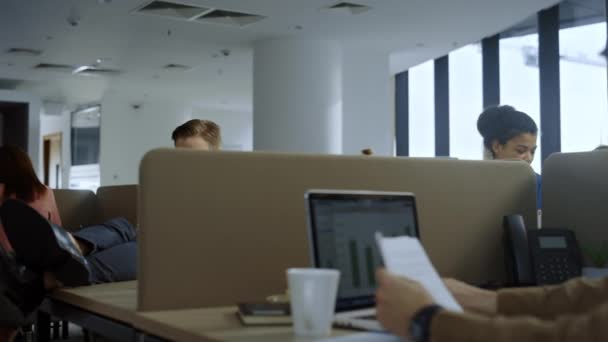 現代のオフィスでスマートフォンを使うビジネスマン。男性社員のテキストメッセージ — ストック動画