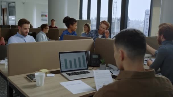 Equipo de carreras mixtas trabajando en espacios abiertos. Empresaria hablando con compañero de trabajo — Vídeo de stock