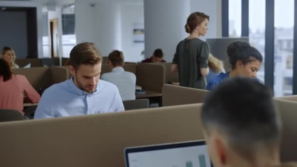 Empresario trabajando en la oficina. Empresario masculino sentado en un lugar de trabajo remoto — Vídeo de stock