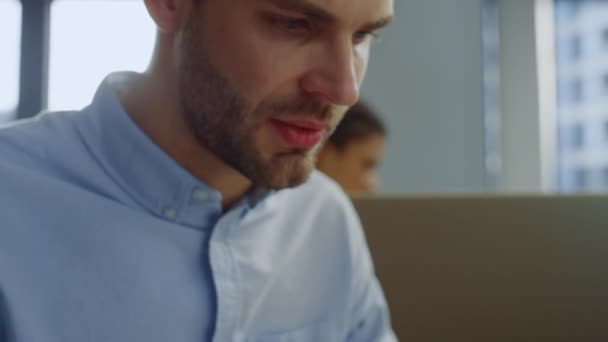 Бизнесмен смотрит на графику на компьютере. Исполнительный отчет на ноутбуке — стоковое видео
