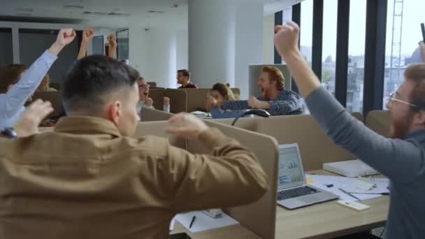 El equipo de negocios celebra un nuevo proyecto en la oficina. Gerentes dando cinco altos — Vídeo de stock