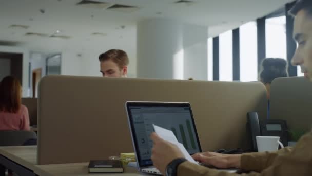 Affärsman som använder smartphone på kontoret. Manager läser dåliga nyheter på mobilen — Stockvideo