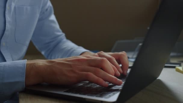 Businessman hands typing email message on laptop. Guy browsing internet online — Stock Video