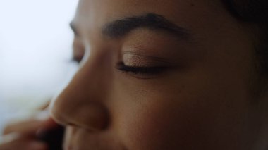 Akıllı telefondan konuşan Afro iş kadını suratı. Cep telefonu kullanan girişimci