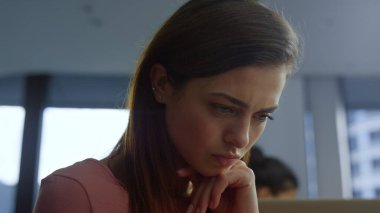 İş kadını elleriyle yüzüne dokunuyor. Akıllı telefondan yönetici internet taraması