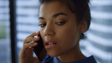 İş kadını cep telefonuyla konuşuyor. Girişimci akıllı telefondan arıyor.