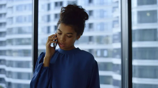 Неймовірна бізнес-леді веде розмову на смартфоні з колегою — стокове фото