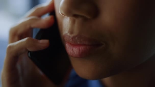 Mulher de negócios Africano enfrentar close-up. Empresária chamando telefone — Vídeo de Stock